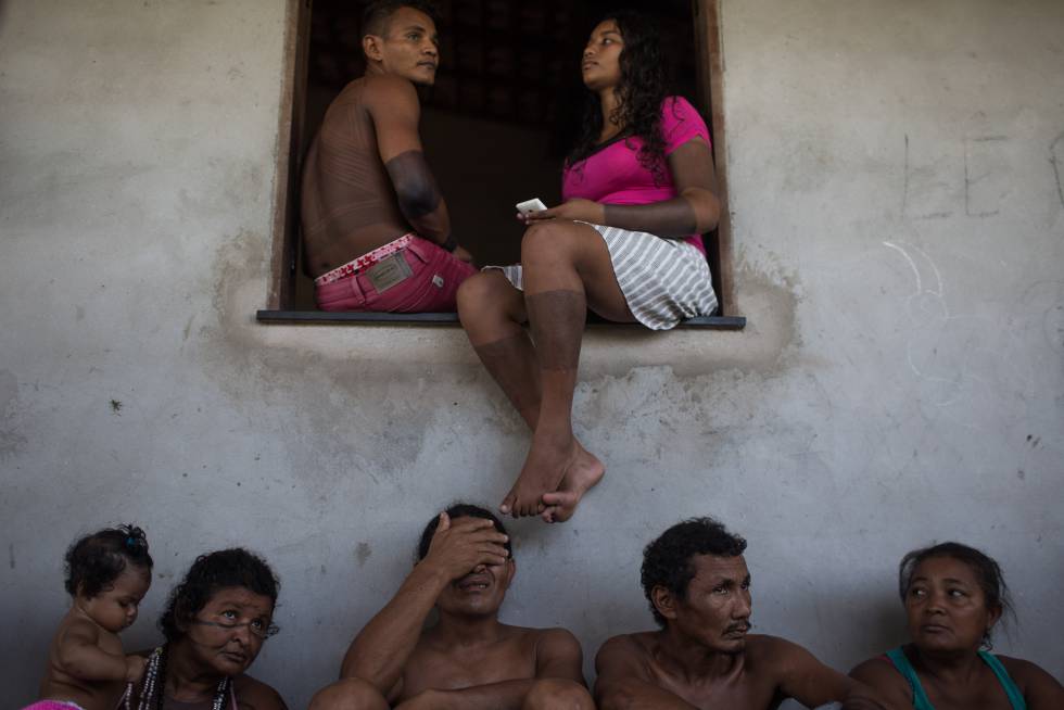 Un grupo de indios de la etnia gamela se reúnen en la aldea Cajueiro Piraí, en Viana.