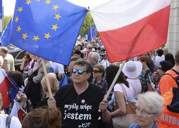 La UE advierte a Polonia sobre sus excesos autoritarios La UE advierte a Polonia sobre sus excesos autoritarios
