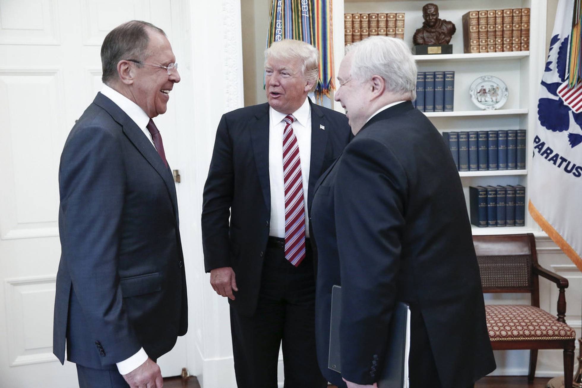 El ministro de Exteriores ruso, Sergéi Lavrov; el presidente Donald Trump, y el embajador ruso, Sergéi Sislyak, el miércoles pasado en la Casa Blanca.