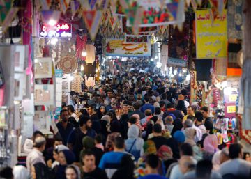 Decenas de iraníes hacen compras en el Gran Bazar de Teherán, este viernes.