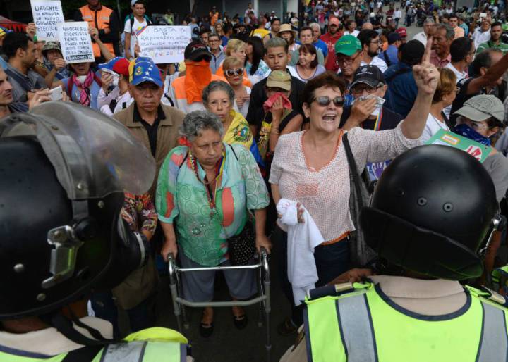 Los 'abuelos' salen a la calle para protestar contra Maduro Los 'abuelos' salen a la calle para protestar contra Maduro