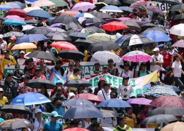 Decenas de miles de funcionarios salen a la calle en Colombia para pedir mejoras salariales Decenas de miles de funcionarios salen a la calle en Colombia para pedir mejoras salariales