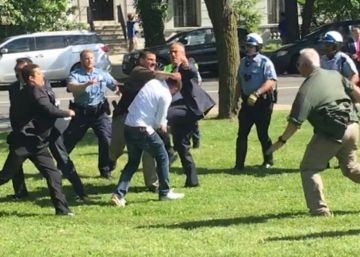 Dos guardaespaldas de Erdogan golpean a un manifestante.