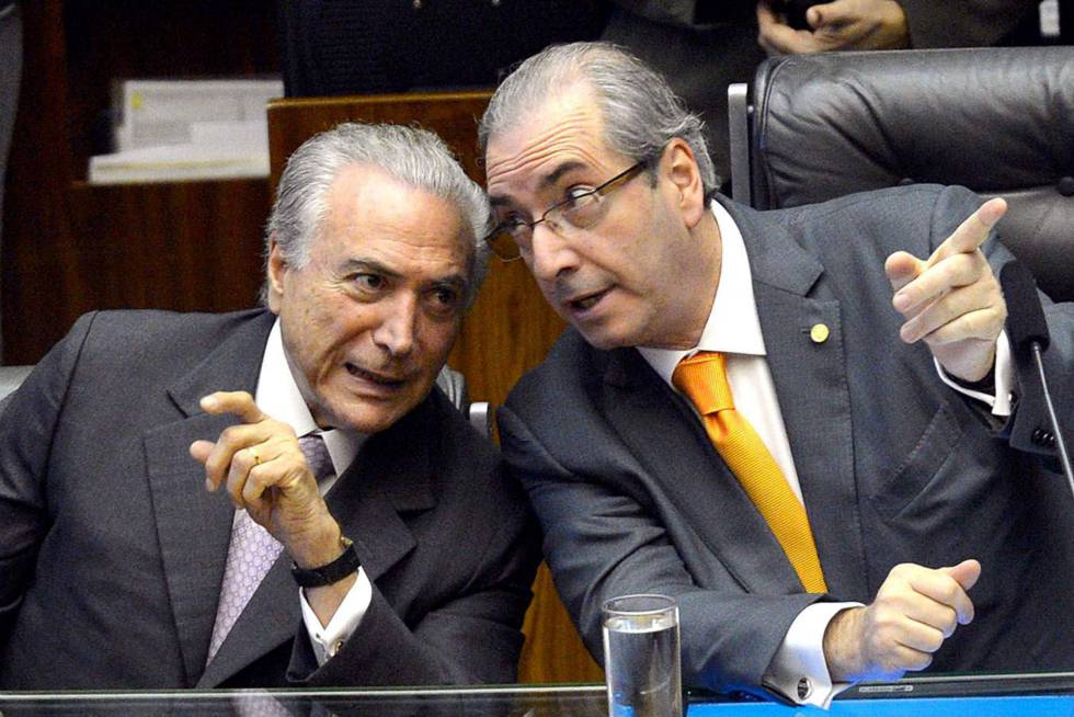 El presidente brasileño, Michel Temer, habla con el corrupto Eduardo Cunha cuando éste era aún presidente de la Cámara de los diputados