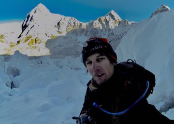 Detenido por escalar el Everest sin permiso
