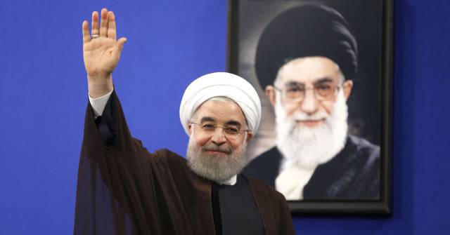Rohani saluda tras dar el discurso para hablar de su victoria, el sábado en Tenerán.