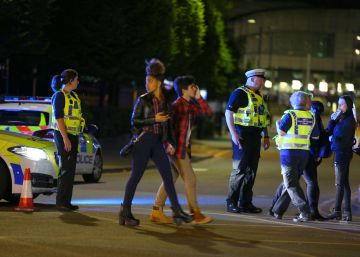 La policía atiende a varios jóvenes.