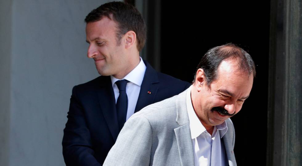 El lider del sindicato CGT, Philippe Martinez, abandona el Eliseo tras reunirse con el presidente Emmanuel Macron