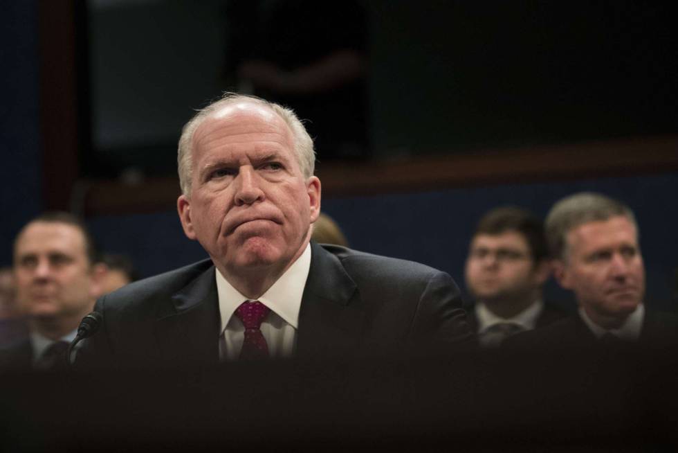 El exdirector de la CIA dice que Rusia intentó sobornar a gente de Trump El exdirector de la CIA dice que Rusia intentó sobornar a gente de Trump