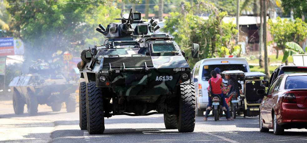 Un blindado del ejército filipino se dirige desde Pantar hacia Marawi.