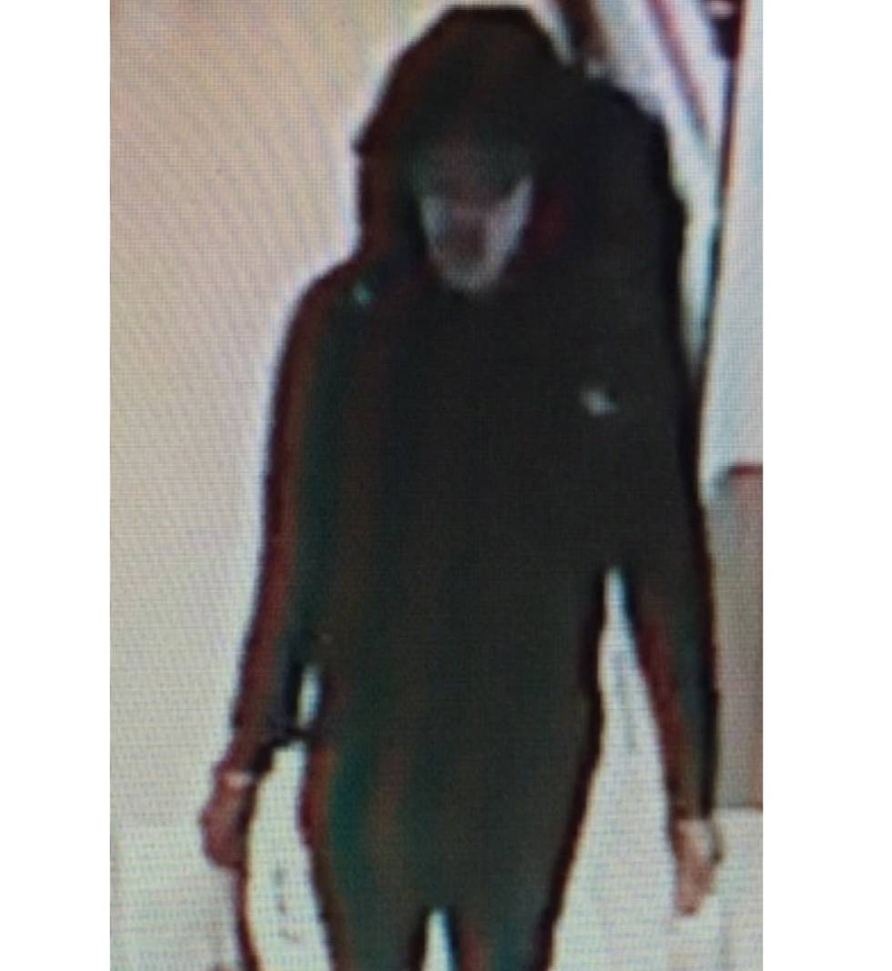 Imagen captada por las cámaras del Manchester Arena del supuesto autor del atentado con la mochila a cuestas, publicada por Sky News.