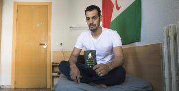 Brahim Chagaf, saharaui con pasaporte de apátrida, el jueves en su habitación de un colegio mayor de Madrid.