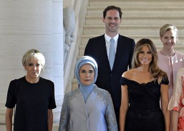 Un hombre en la foto de las primeras damas de la cumbre de la OTAN