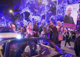 Un hombre en la foto de las primeras damas de la cumbre de la OTAN