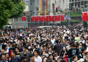 Un hombre en la foto de las primeras damas de la cumbre de la OTAN