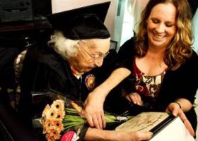 Un hombre en la foto de las primeras damas de la cumbre de la OTAN
