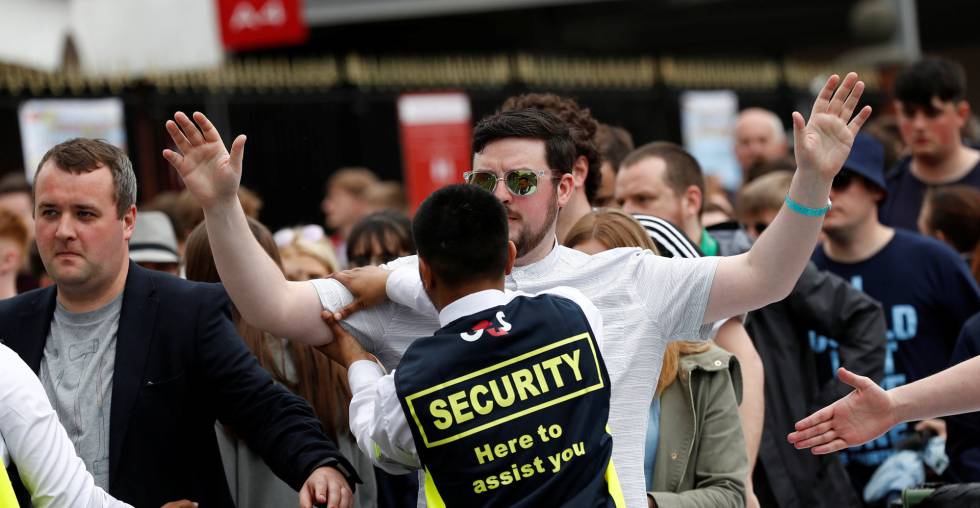 Personal de seguridad registra a los asistentes a un concierto en Mánchester, este sábado.