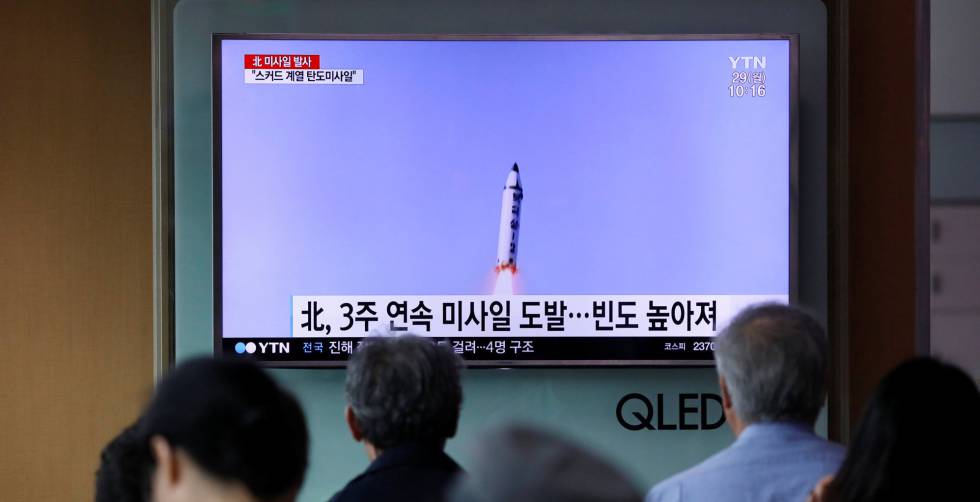 Varias personas en Corea del Sur pendientes de las informaciones sobre el lanzamiento del misil norcoreano.