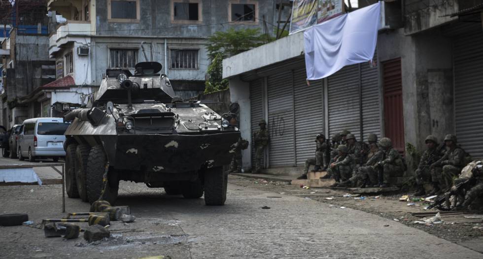 Un tanque inicia el avance en una calle de Marawi.