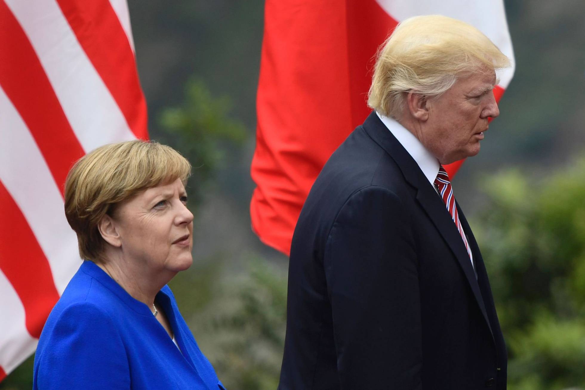 El presidente de EE UU, Donald Trump y la canciller alemana, Angela Merkel, a su llegada a la cumbre de jefes de Estado y de Gobierno del G7 en Taormina el viernes.