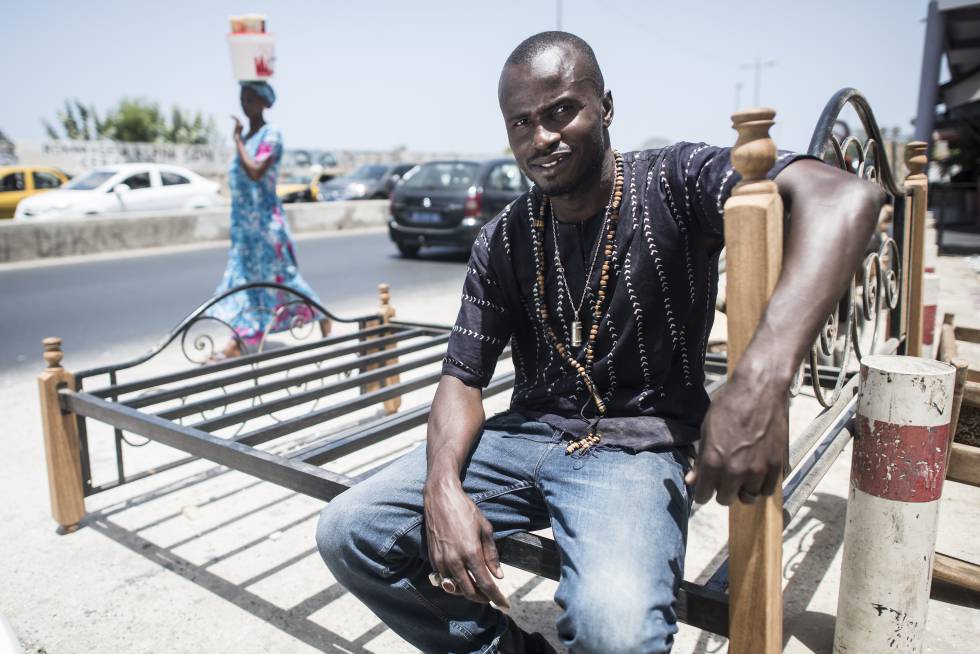 Lamine Danpha, carpintero, llegó a Canarias en cayuco como clandestino y deportado un mes después.