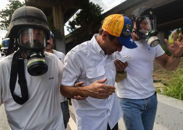 La Guardia Nacional Bolivariana agrede al líder opositor Capriles en una manifestación La Guardia Nacional Bolivariana agrede al líder opositor Capriles en una manifestación