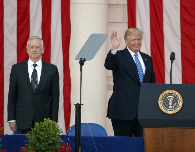 Donald Trump saluda durante la ceremonia en recuerdo a los Soldados Caídos, en Virginia.