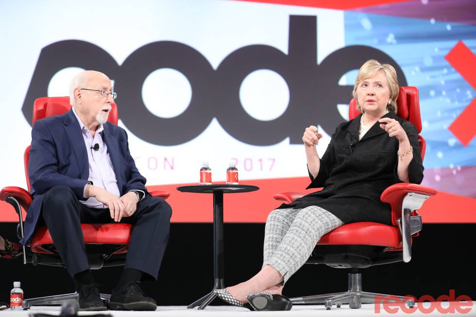 Walt Mossberg (izquierda) habla con Clinton.