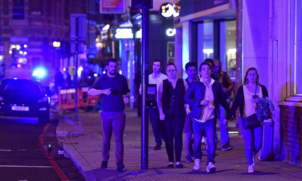 Personas bajan la calle Borough tras el incidente en el London Bridge de Londres.