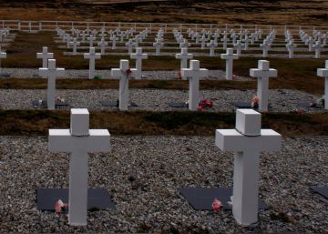 Argentina y Reino Unido ponen nombre a decenas de soldados muertos en Malvinas
