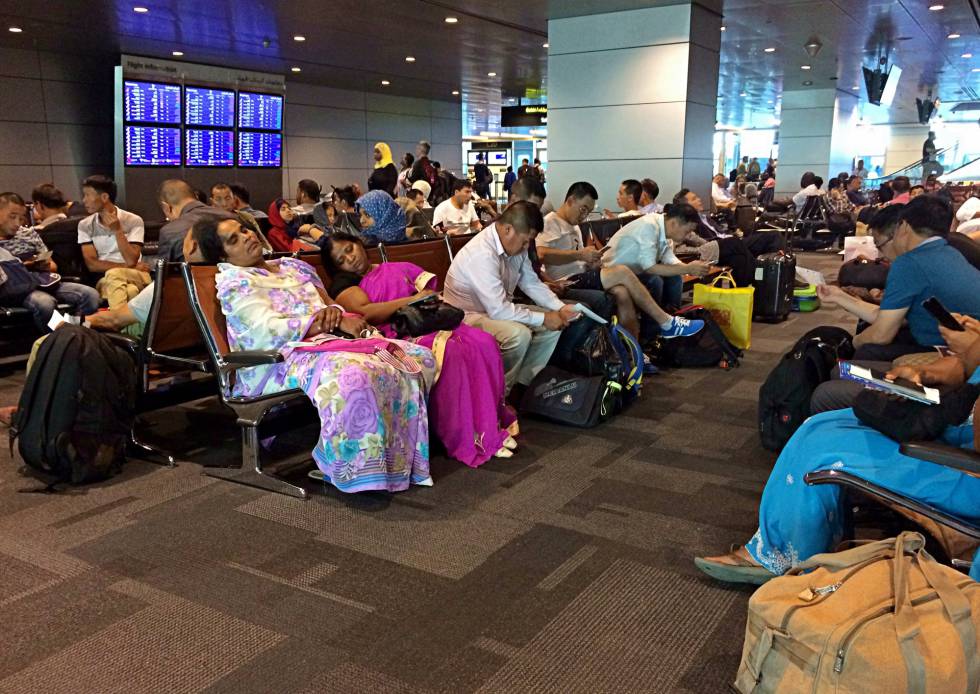 Pasajeros afectados por la suspensión de vuelos en el aeropuerto de Doha.