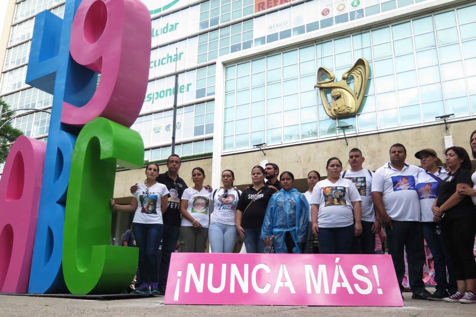 Un grupo de activistas instala un monumento a la ví­ctimas de la Guardarí­a ABC en Paseo de la Reforma.