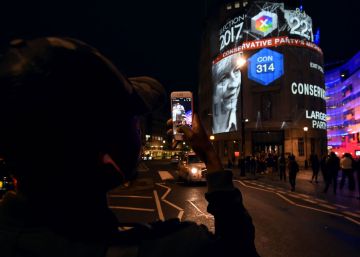 May pierde la mayoría absoluta, según los sondeos