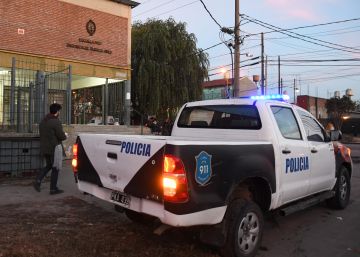 Una patrulla aparcada en la puerta de una escuela en Lomas de Zamora.