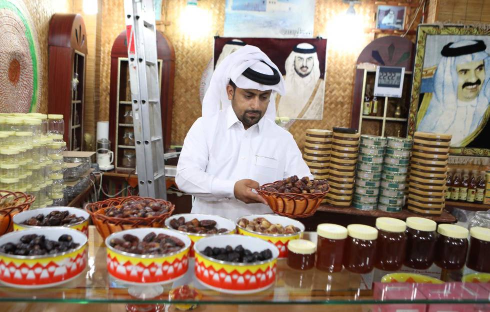 Un comerciante vende dátiles y miel en una tienda de Doha, la capital de Qatar
