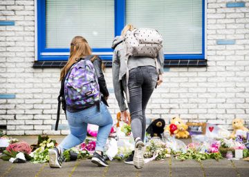 Estudiantes dejan flores y velas en la escuela Oostwende, en honor a Savannah Dekker, una de las dos niñas de 14 años cuyos cuerpos fueron localizados muertos.