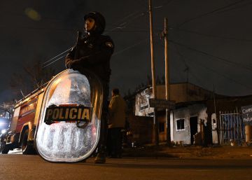 La policía custodia lo que quedó de la casa de los Heredia.