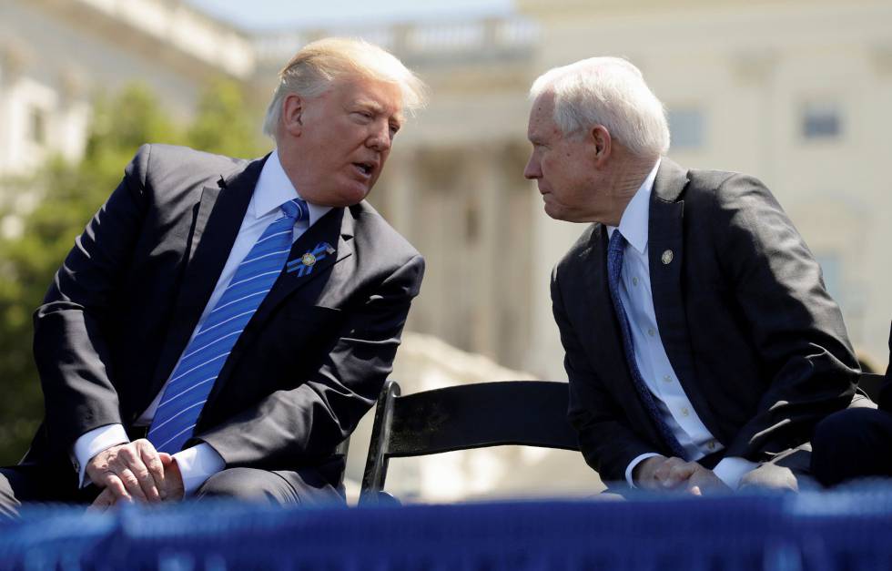 Donald Trump, a la izquierda, junto a Jeff Sessions, en un acto del pasado mayo en Washington.