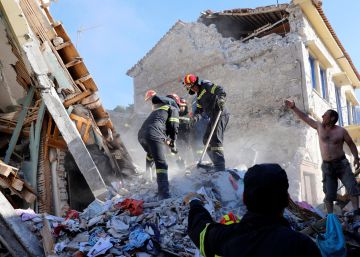 Una mujer muerta y al menos 12 heridos por un fuerte terremoto en Lesbos Una mujer muerta y al menos 12 heridos por un fuerte terremoto en Lesbos