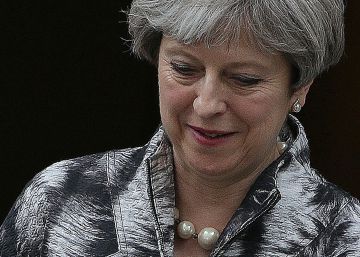 Los diputados ‘tories’ cierran filas en torno a una May debilitada Los diputados ‘tories’ cierran filas en torno a una May debilitada