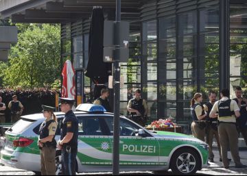 Varios heridos, entre ellos una policía, en un tiroteo cerca de Múnich Varios heridos, entre ellos una policía, en un tiroteo cerca de Múnich
