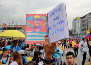 Desde hace más de un mes los niños no van al colegio en Colombia Desde hace más de un mes los niños no van al colegio en Colombia