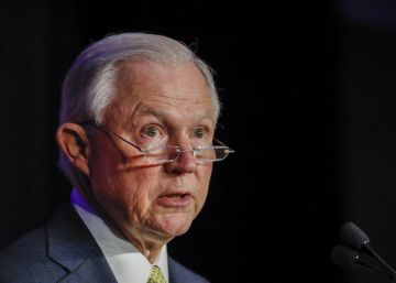 Em declínio, secretário de Justiça de Trump responde pela trama russa no Senado Em declínio, secretário de Justiça de Trump responde pela trama russa no Senado