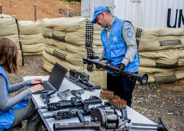 Observadores verifican la entrega de armas de las FARC.