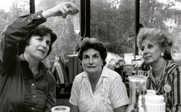 Mary-Claire King (izq.) junto a líderes de Abuelas de Plaza de Mayo.