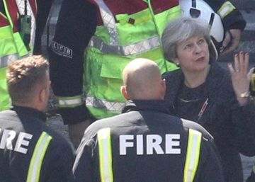 Els bombers eleven a 17 els morts en l’incendi de la torre de pisos a Londres Els bombers eleven a 17 els morts en l’incendi de la torre de pisos a Londres