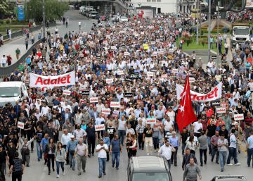 La oposición turca inicia una larga marcha a pie para exigir justicia La oposición turca inicia una larga marcha a pie para exigir justicia