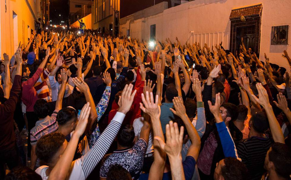 Manifestantes del Movimiento Popular, de Alhucemas, durante una protesta en la ciudad rifeña el pasado 11 de junio.rn