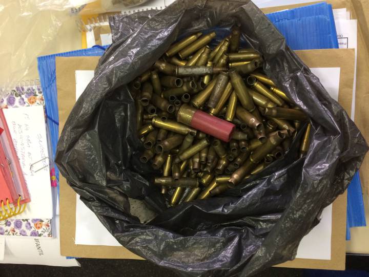 Los directores de los colegios guardan los casquillos y proyectiles encontrados en sus pasillos.