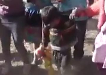 Indignación en Perú por un vídeo en el que adultos emborrachan a dos niños de siete años Indignación en Perú por un vídeo en el que adultos emborrachan a dos niños de siete años